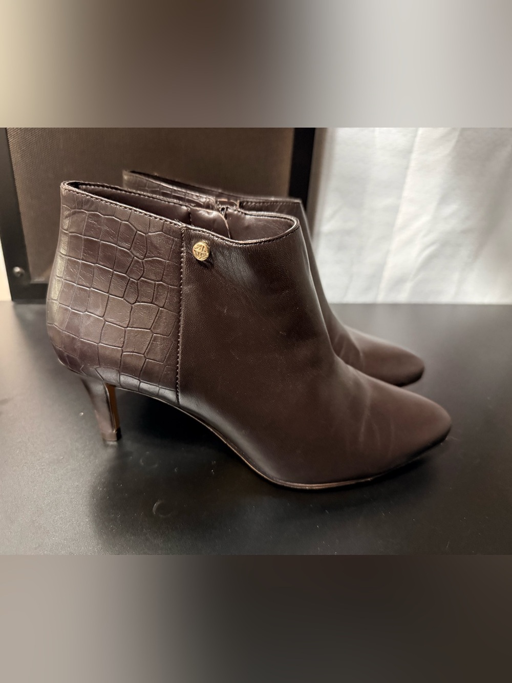 Antonio Melani Dark Brown Croc-Accent Leather Ankle Booties size 6.5